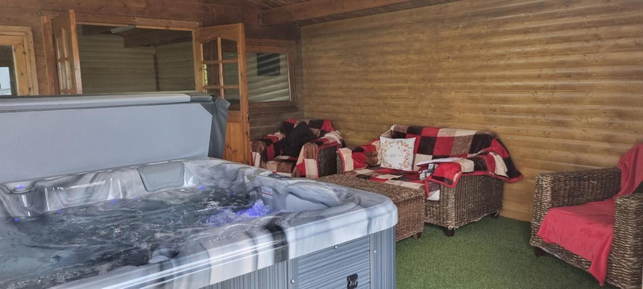 Grace'S Place With Hot Tub & Games Room كاريكفرغس المظهر الخارجي الصورة