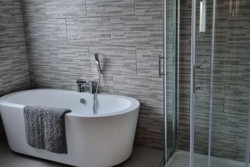 Grace'S Place With Hot Tub & Games Room كاريكفرغس المظهر الخارجي الصورة