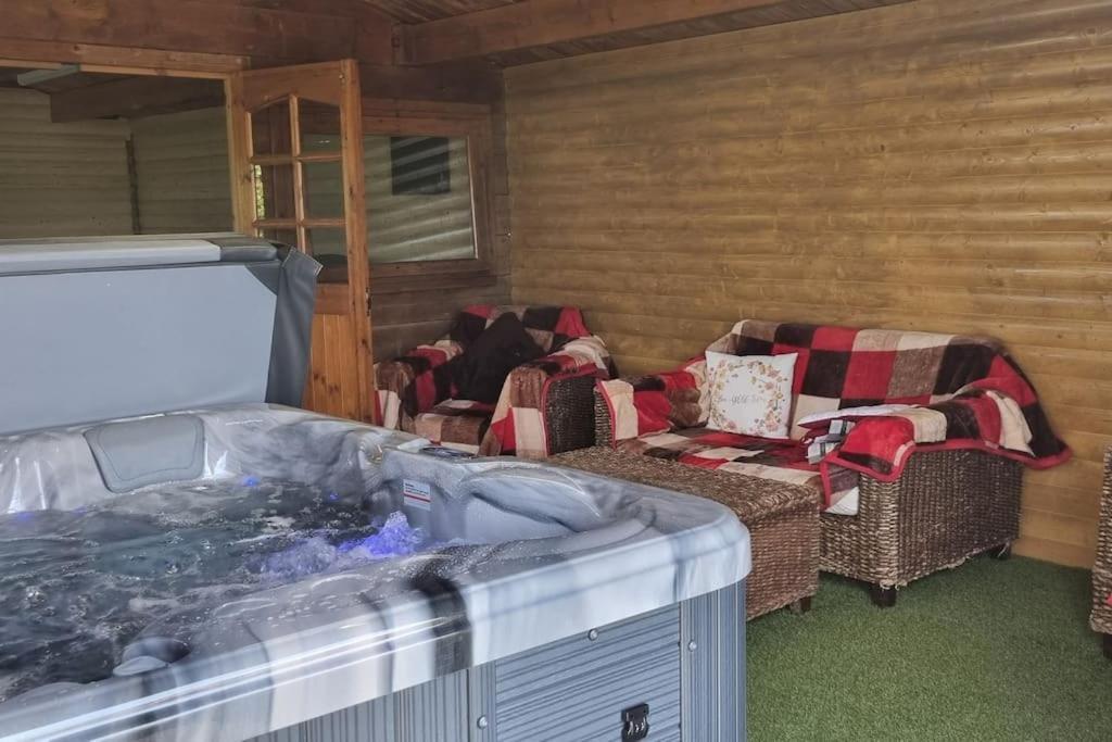 Grace'S Place With Hot Tub & Games Room كاريكفرغس المظهر الخارجي الصورة